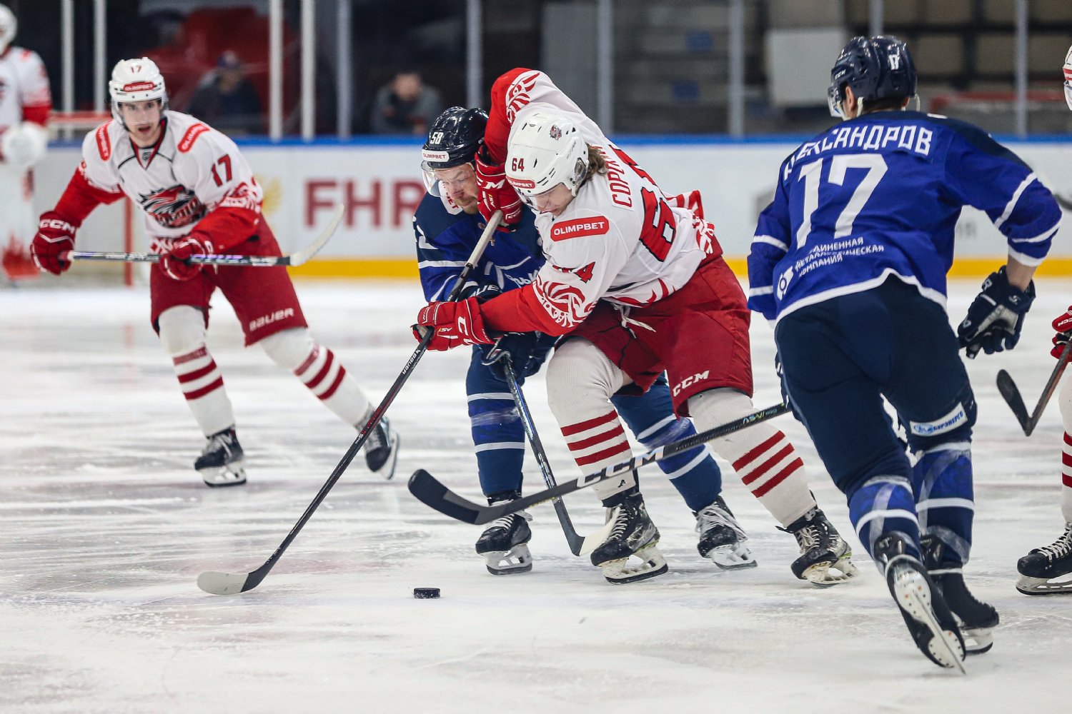 Дважды вели, но не ушли от проигрыша чемпиону